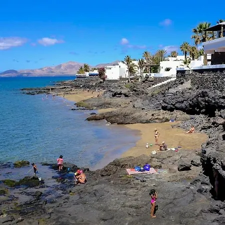 Ground Floor Beach Avenue Apartment Tias